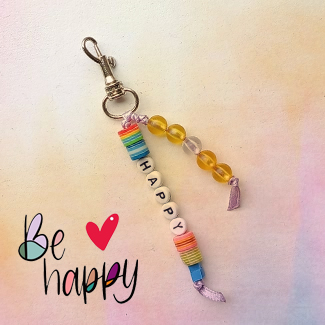 Llaveros tejidos personalizados. Llavero felicidad. Llavero happy. Llaverto con pepitas. Recordatorios. Regalos para cumpleaños.  Talykí Taller de Tejidos y diseño textill