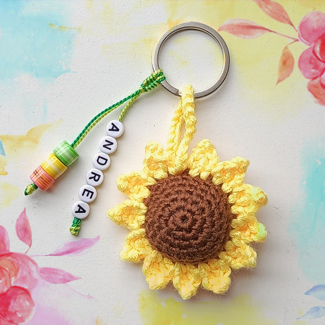 Llavero tejido a mano en forma de girasol. Llavero tejido a mano con tu nombre. Llaveros de flores y animales personalizados con un nombre. Llaveros tejidos personalizados. Talykí Taller de Tejidos y diseño textil