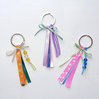 Llavero con cintas de colores. Regalos alegres. Llaveros sencillos. Llaveros tejidos personalizados. Llaveros juveniles. Regalos prácticos. Talykí Taller de Tejidos y diseño textil