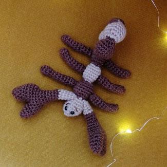 Escorpión amigurumi. Muñecos tejdos personalizados. Talykí Taller de Tejidos y diseño textil