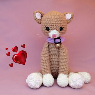 Gata tejida en crochet. Muñecos tejdos personalizados. Talykí Taller de Tejidos y diseño textil