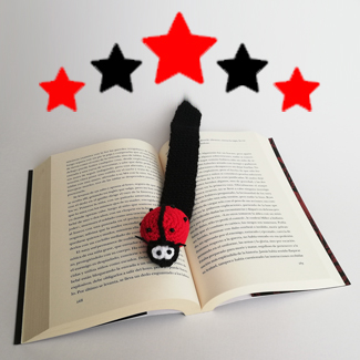 Separador de lectura tejido. Separador de libros. Marcadores de lectura tejidos. Tejidos a mano. Separador de lectura de mariquita tejido a mano. Talykí Taller de Tejidos y diseño textil